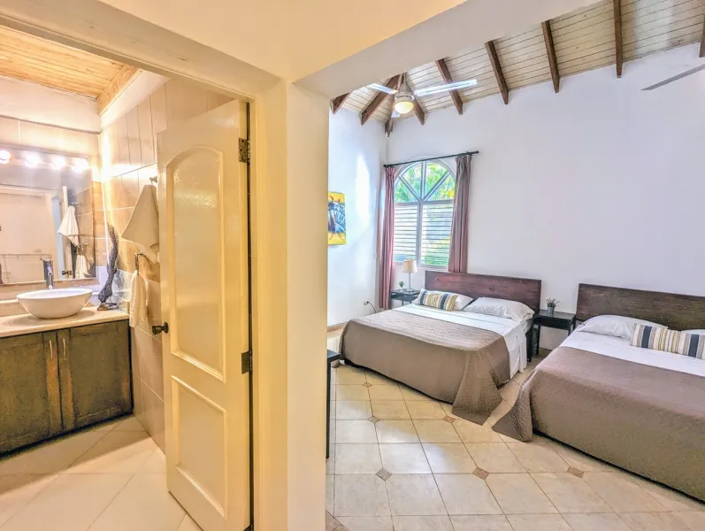 Two Bed Bedroom ( 2 x Queen Size Beds)