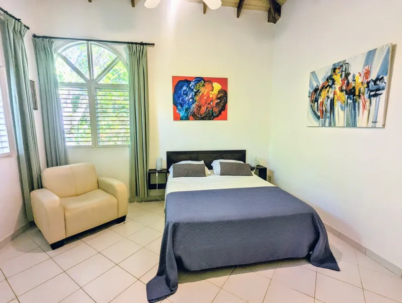 Double Bedroom (1 x Queen Size Bed)